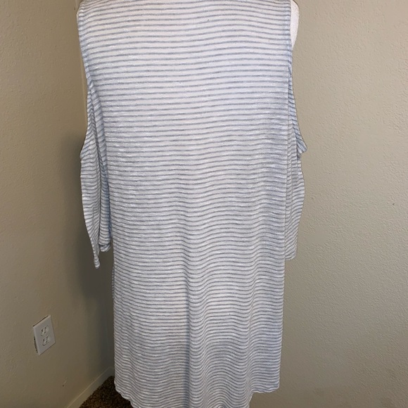 “ Cold-Shoulder “ Tee Striped Gray and White - Picture 2 of 4